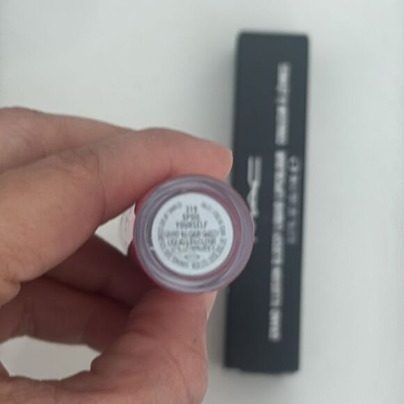 MAC GRAND ILLUSION GLOSSY LIQUID LIP COLOUR - SPOIL YOURSELF - Picture 2 of 3